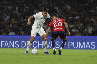 3 Aralık 2023, Mexico City, Meksika UNAM 'dan Gabriel Fernandez, MX Ligi' nin çeyrek finallerinin ikinci ayağı sırasında Guadalajara Chivas takımından Cristian Caldern 'e karşı mücadele ediyor.