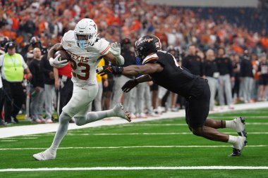 2 Aralık 2023, Arlington, Teksas: Texas Longhorn 'lar 2023 yılında Teksas Uzunboynuzları arasında oynanan Dr Pepper 12 Şampiyonluk maçında Oklahoma State Cowboys defans oyuncusu Nickolas Martin' i yendi.