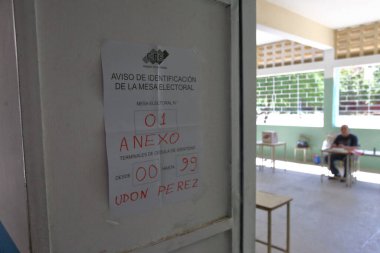 3 Aralık 2023, Maracaibo, Venezuela: Vatandaşlar oy vermek için oy verme kabinlerine katılırlar. Çok az Venezuelalı Nicolas Maduro 'nun sosyalist hükümetinin referandum çağrısına kulak verdi.