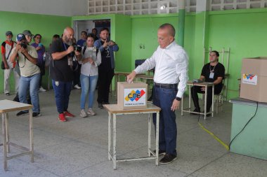 3 Aralık 2023, Maracaibo, Venezuela: Petrol Eyaleti valisi Manuel Rosales Guerrero, Venezuela Sosyalist Başkanı tarafından yapılan danışmanlık referandumu sırasında oy kullanma kabinlerine katıldı.