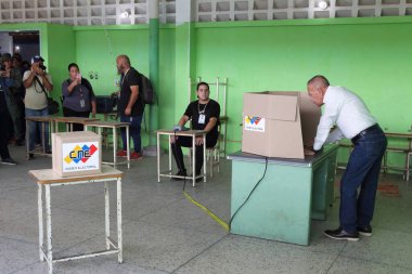 3 Aralık 2023, Maracaibo, Venezuela: Petrol Eyaleti valisi Manuel Rosales Guerrero, Venezuela Sosyalist Başkanı tarafından yapılan danışmanlık referandumu sırasında oy kullanma kabinlerine katıldı.