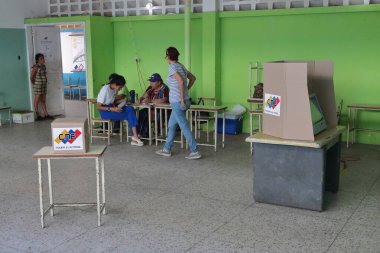 3 Aralık 2023, Maracaibo, Venezuela: Vatandaşlar oy vermek için oy verme kabinlerine katılırlar. Çok az Venezuelalı Nicolas Maduro 'nun sosyalist hükümetinin referandum çağrısına kulak verdi.