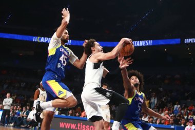 3 Aralık 2023 'te Mexico City, Meksika' da oynanan NBA G Ligi maçında Capitanes takımından Joao Pereira (45) ve Capitanes takımından Ethan Thompson (5), Austin Spurs takımından Javante McCoy 'a karşı savunma yaptı.
