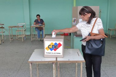 3 Aralık 2023, Maracaibo, Venezuela: Vatandaşlar oy vermek için oy verme kabinlerine katılırlar. Çok az Venezuelalı Nicolas Maduro 'nun sosyalist hükümetinin referandum çağrısına kulak verdi.