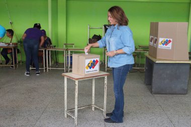 3 Aralık 2023, Maracaibo, Venezuela: Vatandaşlar oy vermek için oy verme kabinlerine katılırlar. Çok az Venezuelalı Nicolas Maduro 'nun sosyalist hükümetinin referandum çağrısına kulak verdi.