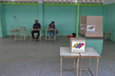 3 Aralık 2023, Maracaibo, Venezuela: Vatandaşlar oy vermek için oy verme kabinlerine katılırlar. Çok az Venezuelalı Nicolas Maduro 'nun sosyalist hükümetinin referandum çağrısına kulak verdi.