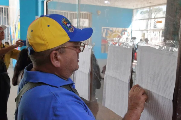 2023年12月3日 委内瑞拉马拉开波 公民在投票站投票 很少有委内瑞拉人响应尼古拉斯 马杜罗领导的社会主义政府呼吁 寻求选民的支持 — 图库照片