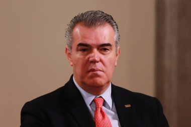 Meksika, Meksika 'da 6 Aralık 2023: Jose Luis Carazo Preciado, Meksika Devlet Başkanı Lopez Obrador' un ulusal sarayda gazeteciler önünde düzenlediği basın toplantısında IMSS Teknik Konseyi üyesi.
