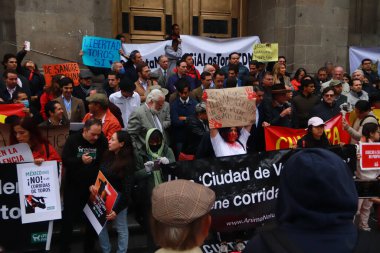 6 Aralık 2023, Mexico City: Hayvan Hakları Koruma Derneği üyeleri, Bakan Yasmn Esquivel Mossa 'nın Plaza Mxico' daki boğa güreşine geri dönmeyi amaçlayan projesini protesto etti
