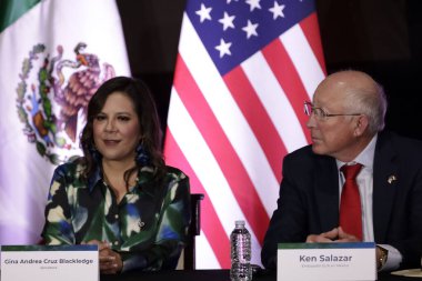 6 Aralık 2023, Mexico City, Meksika: ABD 'nin Meksika Büyükelçisi Ken Salazar, Meksika Senatörü Gina Cruz Blackledge, Meksika Diplomatik İlişkiler' in 200 yıllık parasının sunumu sırasında