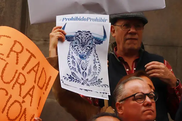 6 Aralık 2023, Mexico City: Hayvan Hakları Koruma Derneği üyeleri, Bakan Yasmn Esquivel Mossa 'nın Plaza Mxico' daki boğa güreşine geri dönmeyi amaçlayan projesini protesto etti