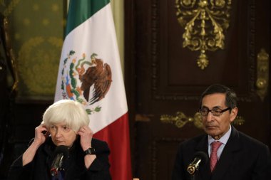 7 Aralık 2023, Mexico City, Meksika: ABD Hazine Bakanı Janet Yellen ve Hazine ve Kamu Güvencesi Bakanı Rogelio Ramirez de la O, Mexico City 'deki Ulusal Saray' da düzenlenen ortak basın toplantısında