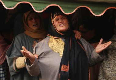 Srinagar Kashmir, Hindistan: Öldürülen Hint polis müfettişi Masroor Ahmad Wani 'nin Srinagar' daki cenaze törenine katılan akrabalar ve komşular yas tutuyor