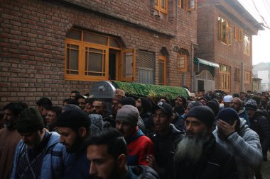 08 Aralık 2023, Srinagar Kashmir, Hindistan: Kaşmiriler, Srinagar 'daki cenaze alayı sırasında öldürülen Hint polis müfettişi Masroor Ahmad Wani' nin cesedini taşıyan tabutu taşıdılar.