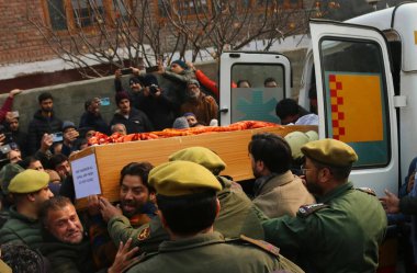 08 Aralık 2023, Srinagar Kashmir, Hindistan: Kaşmiriler, Srinagar 'daki cenaze alayı sırasında öldürülen Hint polis müfettişi Masroor Ahmad Wani' nin cesedini taşıyan tabutu taşıdılar.