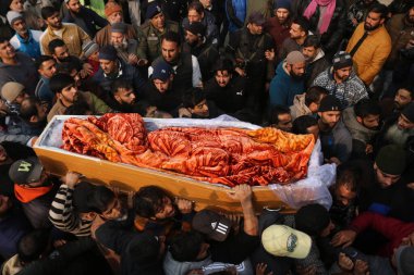 08 Aralık 2023, Srinagar Kashmir, Hindistan: Kaşmiriler, Srinagar 'daki cenaze alayı sırasında öldürülen Hint polis müfettişi Masroor Ahmad Wani' nin cesedini taşıyan tabutu taşıdılar.