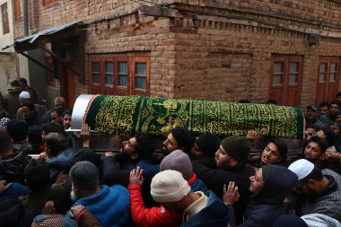 08 Aralık 2023, Srinagar Kashmir, Hindistan: Kaşmiriler, Srinagar 'daki cenaze alayı sırasında öldürülen Hint polis müfettişi Masroor Ahmad Wani' nin cesedini taşıyan tabutu taşıdılar.