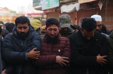 Srinagar Kashmir, Hindistan: İnsanlar, Srinagar 'daki cenaze alayı sırasında öldürülen Hint polis müfettişi Masroor Ahmad Wani' nin cesedinin bulunduğu tabutun yanında cenaze namazı kılıyor