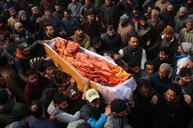 08 Aralık 2023, Srinagar Kashmir, Hindistan: Kaşmiriler, Srinagar 'daki cenaze alayı sırasında öldürülen Hint polis müfettişi Masroor Ahmad Wani' nin cesedini taşıyan tabutu taşıdılar.