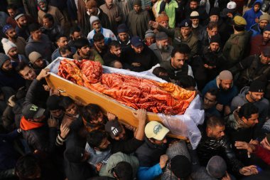 08 Aralık 2023, Srinagar Kashmir, Hindistan: Kaşmiriler, Srinagar 'daki cenaze alayı sırasında öldürülen Hint polis müfettişi Masroor Ahmad Wani' nin cesedini taşıyan tabutu taşıdılar.