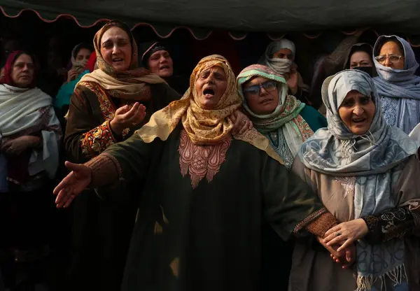 Srinagar Kashmir, Hindistan: Öldürülen Hint polis müfettişi Masroor Ahmad Wani 'nin Srinagar' daki cenaze törenine katılan akrabalar ve komşular yas tutuyor