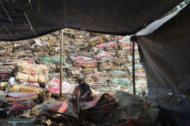 10 Aralık 2023 Sylhet-Bangladeş: Bangladeş 'in Sylhet kentindeki Surma Nehri' nin yanındaki çimento torbalarını yıkamak için kadın işçiler hayatlarını tehlikeye atıyor. Dahası, uzun vadeli sağlıklarına zarar verdiği için, plastik tozlar nehir yatağını da dolduruyor.