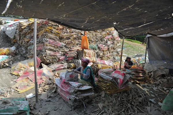 12月2023日 シレット バングラデシュ 女性労働者は バングラデシュのシレットのサーマ川のそばでセメントバッグを洗うために命を危険にさらしています さらに 長期的な健康を害しているため プラスチックダストも川のベッドを満たしています — ストック写真