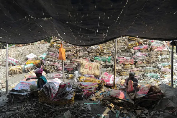 Dezember 2023 Sylhet Bangladesch Arbeiterinnen Riskieren Ihr Leben Zementsäcke Neben — Stockfoto
