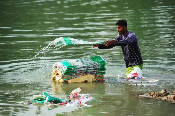 Grudnia 2023 Sylhet Bangladesz Pracownicy Ryzykują Życiem Aby Umyć Worki — Zdjęcie stockowe