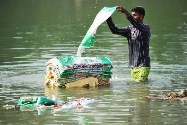 Grudnia 2023 Sylhet Bangladesz Pracownicy Ryzykują Życiem Aby Umyć Worki — Zdjęcie stockowe
