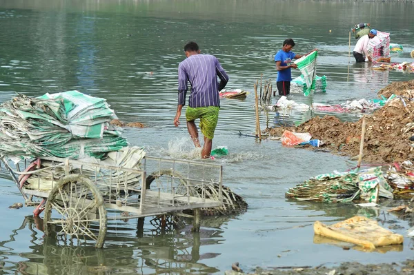 2023年12月10日 孟加拉国锡尔赫特 工人冒着生命危险在孟加拉国锡尔赫特的苏尔马河水中清洗水泥袋 塑料灰尘正在充满河流的水和河床 因为它有害于它们的长期健康 — 图库照片