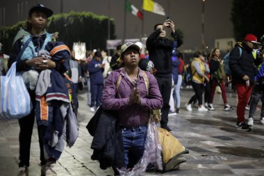 11 Aralık 2023, Mexico City, Mexico: Cemaat, Meksika 'daki Tepeyac Hill' de 492. yıl dönümü kutlamalarında Guadalupe Bakiresi 'ne bir hediye verdi.
