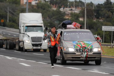 11 Aralık 2023, Tlaxcala, Meksika: Puebla, Hidalgo ve Tlaxcala eyaletlerinden gelen hacılar, ülkenin başkentindeki Guadalupe Bazilikası 'na yaptıkları yolculukta, Tepeyac Bakiresi' ni ziyaret ettiler.