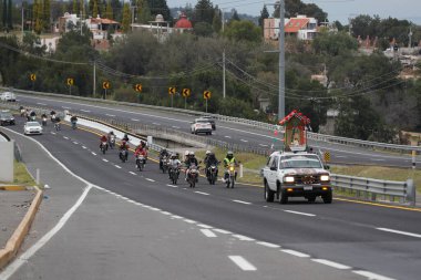 11 Aralık 2023, Tlaxcala, Meksika: Puebla, Hidalgo ve Tlaxcala eyaletlerinden gelen hacılar, ülkenin başkentindeki Guadalupe Bazilikası 'na yaptıkları yolculukta, Tepeyac Bakiresi' ni ziyaret ettiler.