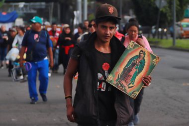 11 Aralık 2023 'te Mexico City, Meksika' da Ignacio Zaragoza Bulvarı 'ndan binlerce hacı Virgin Günü' nü kutlamak için Guadalupe Bazilikası 'na doğru yürüdü.