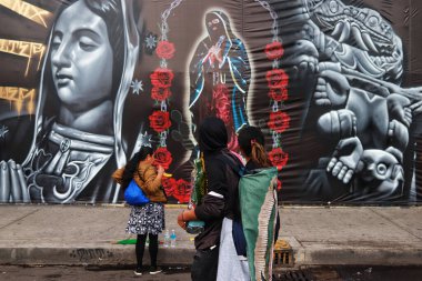11 Aralık 2023 'te Mexico City, Meksika' da Ignacio Zaragoza Bulvarı 'ndan binlerce hacı Virgin Günü' nü kutlamak için Guadalupe Bazilikası 'na doğru yürüdü.
