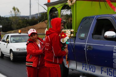 11 Aralık 2023, Tlaxcala, Meksika: Puebla, Hidalgo ve Tlaxcala eyaletlerinden gelen hacılar, ülkenin başkentindeki Guadalupe Bazilikası 'na yaptıkları yolculukta, Tepeyac Bakiresi' ni ziyaret ettiler.