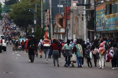 11 Aralık 2023 'te Mexico City, Meksika' da Ignacio Zaragoza Bulvarı 'ndan binlerce hacı Virgin Günü' nü kutlamak için Guadalupe Bazilikası 'na doğru yürüdü.