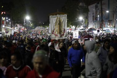 12 Aralık 2023, Mexico City, Meksika: Milyonlarca kilise üyesi, Meksika 'daki Cerro del Tepeyac' ta 492 'nci yıl dönümünde Guadalupe Bakiresi' ni kutlamak için Guadalupe Bazilikası 'nı ziyaret eder.