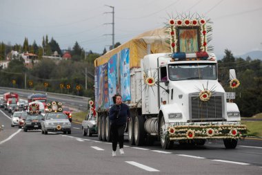 11 Aralık 2023, Tlaxcala, Meksika: Puebla, Hidalgo ve Tlaxcala eyaletlerinden gelen hacılar, ülkenin başkentindeki Guadalupe Bazilikası 'na yaptıkları yolculukta, Tepeyac Bakiresi' ni ziyaret ettiler.