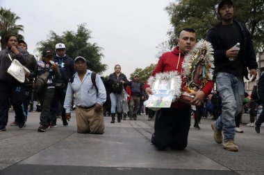 12 Aralık 2023, Mexico City, Mexico: Cemaat, Meksika 'daki Tepeyac Hill' de 492. yıl dönümü kutlamalarında Guadalupe Bakiresi 'ne bir hediye verdi.