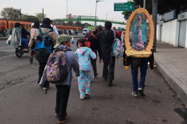 11 Aralık 2023 'te Mexico City, Meksika' da Ignacio Zaragoza Bulvarı 'ndan binlerce hacı Virgin Günü' nü kutlamak için Guadalupe Bazilikası 'na doğru yürüdü.
