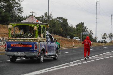 11 Aralık 2023, Tlaxcala, Meksika: Puebla, Hidalgo ve Tlaxcala eyaletlerinden gelen hacılar, ülkenin başkentindeki Guadalupe Bazilikası 'na yaptıkları yolculukta, Tepeyac Bakiresi' ni ziyaret ettiler.