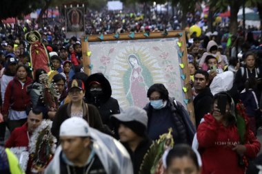 12 Aralık 2023, Mexico City, Meksika: Milyonlarca kilise üyesi, Meksika 'daki Cerro del Tepeyac' ta 492 'nci yıl dönümünde Guadalupe Bakiresi' ni kutlamak için Guadalupe Bazilikası 'nı ziyaret eder.