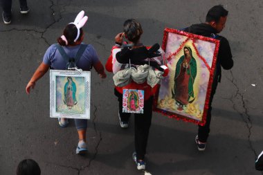 11 Aralık 2023 'te Mexico City, Meksika' da Ignacio Zaragoza Bulvarı 'ndan binlerce hacı Virgin Günü' nü kutlamak için Guadalupe Bazilikası 'na doğru yürüdü.