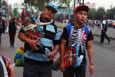 11 Aralık 2023 'te Mexico City, Meksika' da Ignacio Zaragoza Bulvarı 'ndan binlerce hacı Virgin Günü' nü kutlamak için Guadalupe Bazilikası 'na doğru yürüdü.