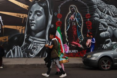 11 Aralık 2023 'te Mexico City, Meksika' da Ignacio Zaragoza Bulvarı 'ndan binlerce hacı Virgin Günü' nü kutlamak için Guadalupe Bazilikası 'na doğru yürüdü.