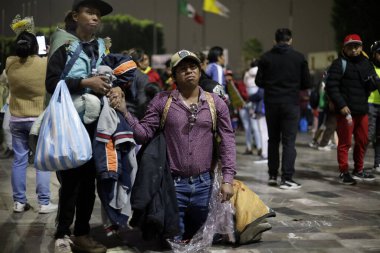 11 Aralık 2023, Mexico City, Mexico: Cemaat, Meksika 'daki Tepeyac Hill' de 492. yıl dönümü kutlamalarında Guadalupe Bakiresi 'ne bir hediye verdi.