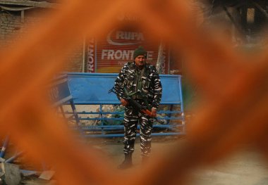 11 Aralık 2023, Srinagar Kashmir, Hindistan: Hintli bir milis askeri Srinagar 'da nöbet tutuyor. Hindistan Anayasa Mahkemesi 11 Aralık 'ta verdiği kararda Jammu ve Kashmir' in özel statüsünün kaldırılmasını onayladı.