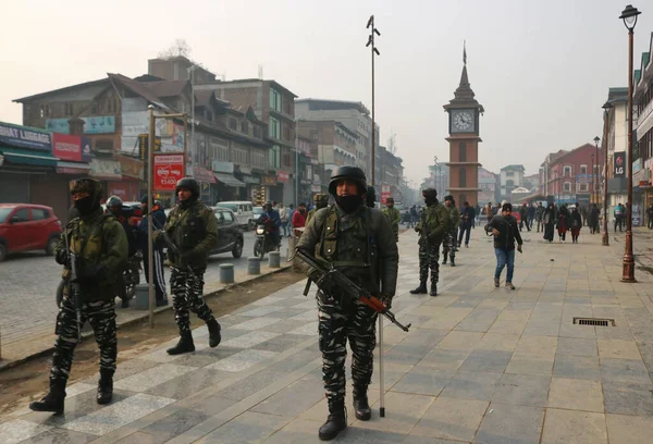 December 2023 Srinagar Kashmir India Indian Paramilitary Soldiers Patrol Road — Stock Photo, Image